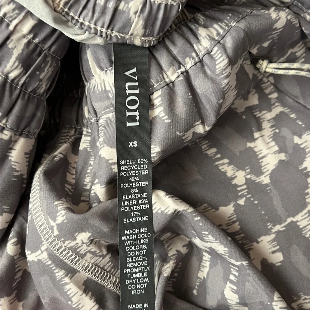 Vuori Women's Gray White Print Athletic Shorts - Picture 4 of 4